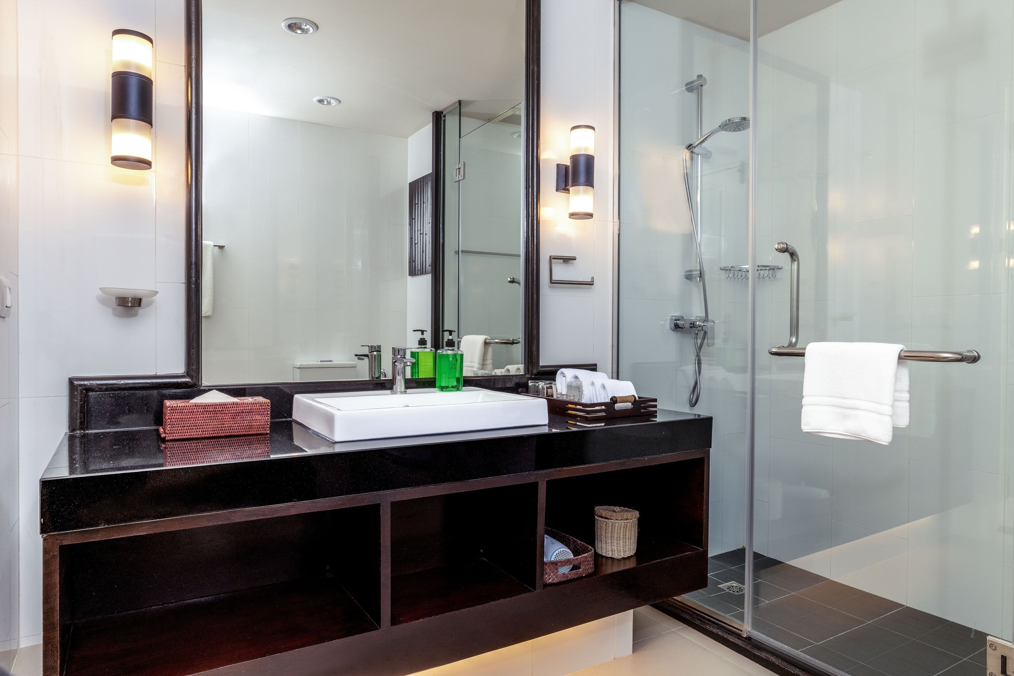 executive suite - 1 bedroom | bathroom shower