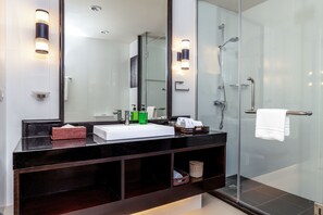 Executive Suite - 1 Bedroom | Douche de la salle de bain