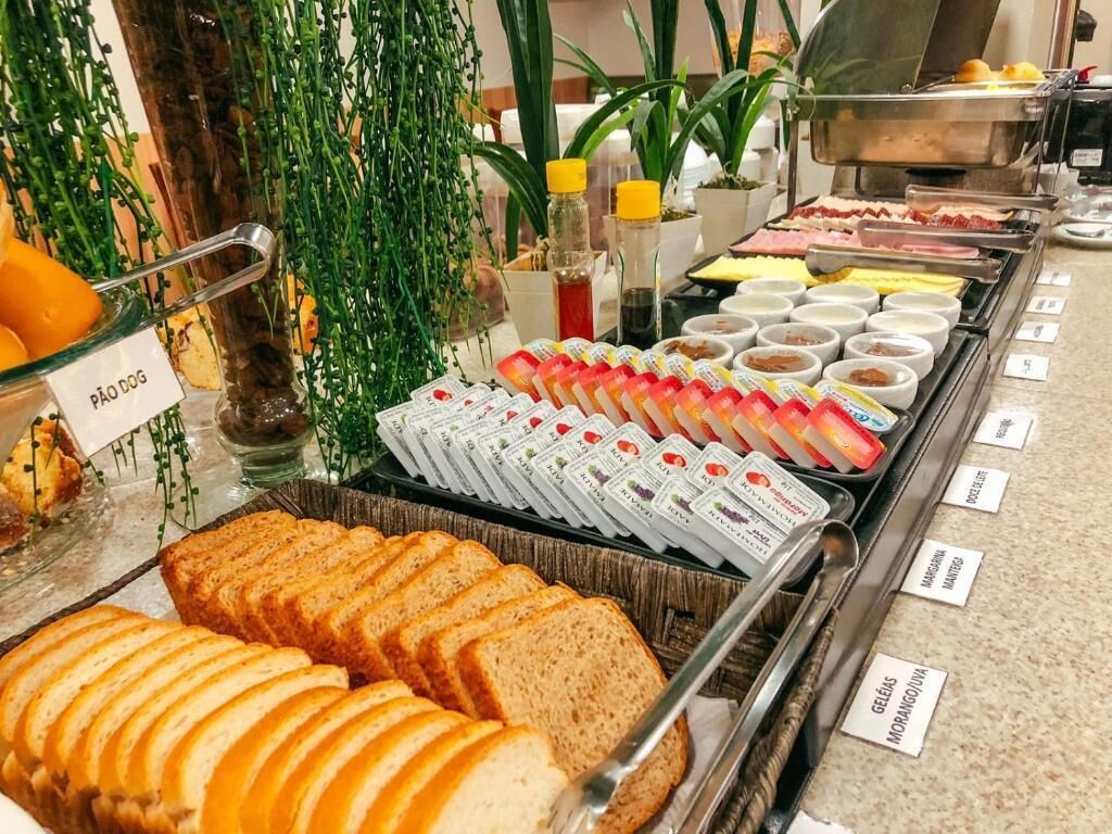 Un bufé con diversas opciones de comida y salsas.