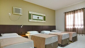 Chambre Quadruple | Minibar, bureau, espace de travail pour ordinateur portable