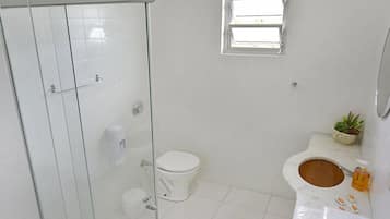 Ducha, artículos de tocador gratuitos, secador de pelo, toallas