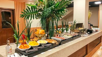 Café da manhã com buffet grátis todos os dias
