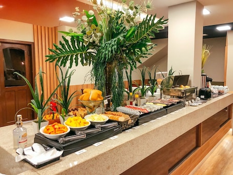 Free daily buffet breakfast