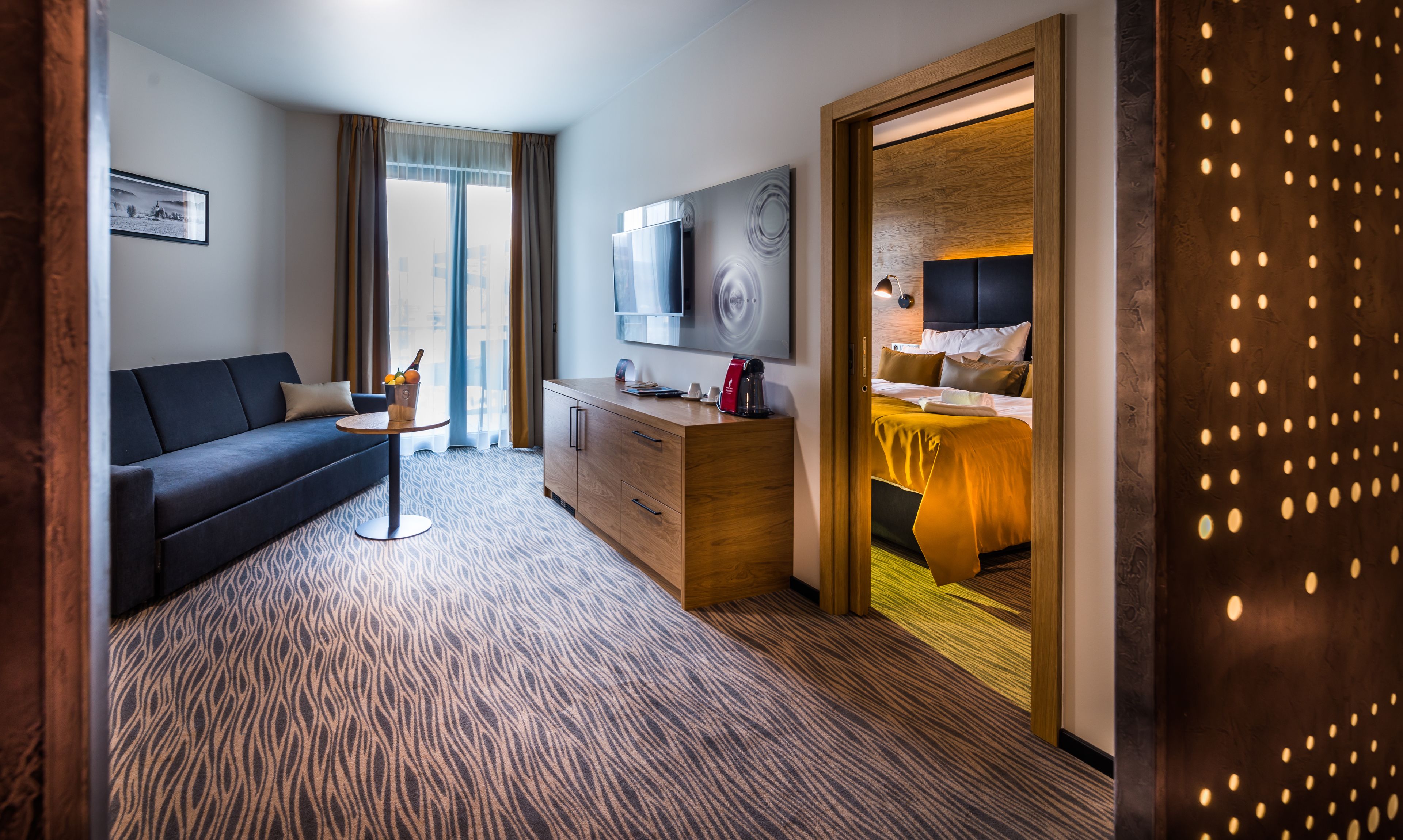 deluxe suite | hypo-allergenic bedding, minibar, in-room safe, desk