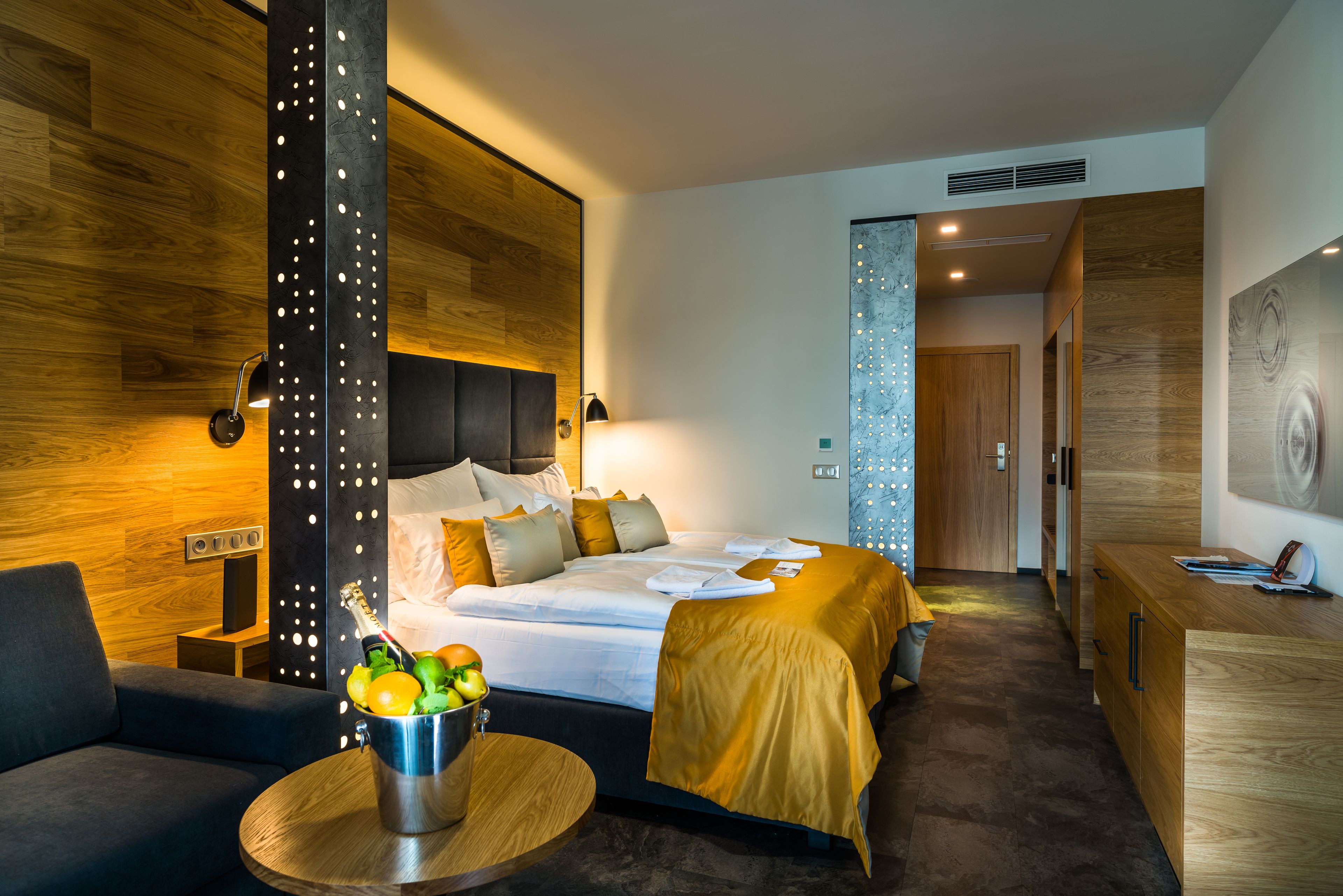 thermal exclusive | hypo-allergenic bedding, minibar, in-room safe, desk