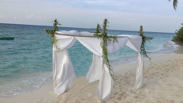 Trên bãi biển, lặn có bình dưỡng khí