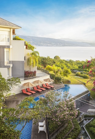 Ropa de cama de alta calidad, cubrecamas y minibar . Swiss-Belinn Luwuk