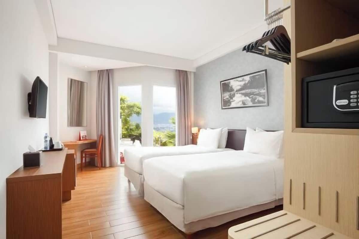 Luxe beddengoed, donzen dekbedden, een minibar, een kluis op de kamer