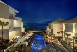 Outdoor pool, pool loungers - Swiss-Belinn Luwuk (Luwuk)