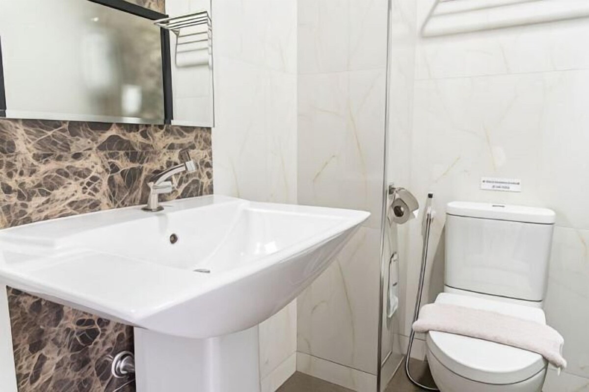 Bathroom | Shower, free toiletries, hair dryer (on request)