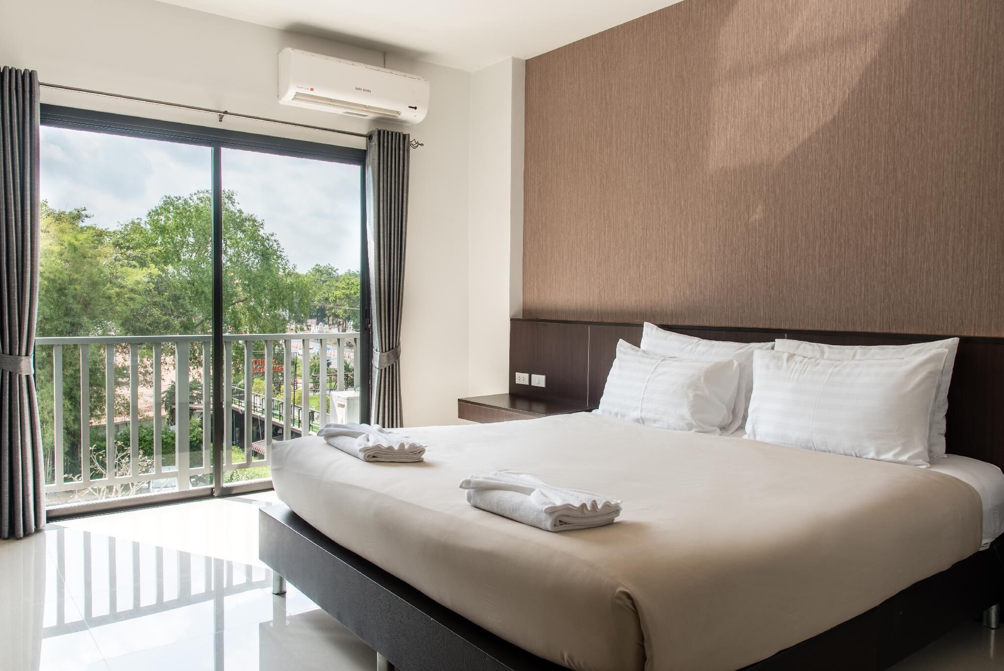 Cortinas opacas y wifi gratis