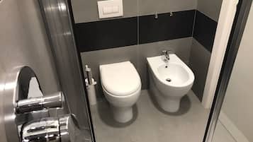 Triple Room | Bathroom | Shower, free toiletries, hair dryer, bidet