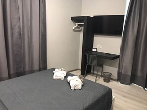 Standard Room | Individually decorated, individually furnished, desk, blackout drapes - Sangiò Guest House (Rome)