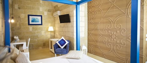 Egyptian cotton sheets, premium bedding, down duvets, in-room safe