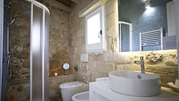 Superior-Doppelzimmer | Badezimmer | Dusche, kostenlose Toilettenartikel, Haartrockner, Bidet