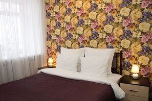 低刺激性寝具、セーフティボックス (室内)、デスク、遮光カーテン