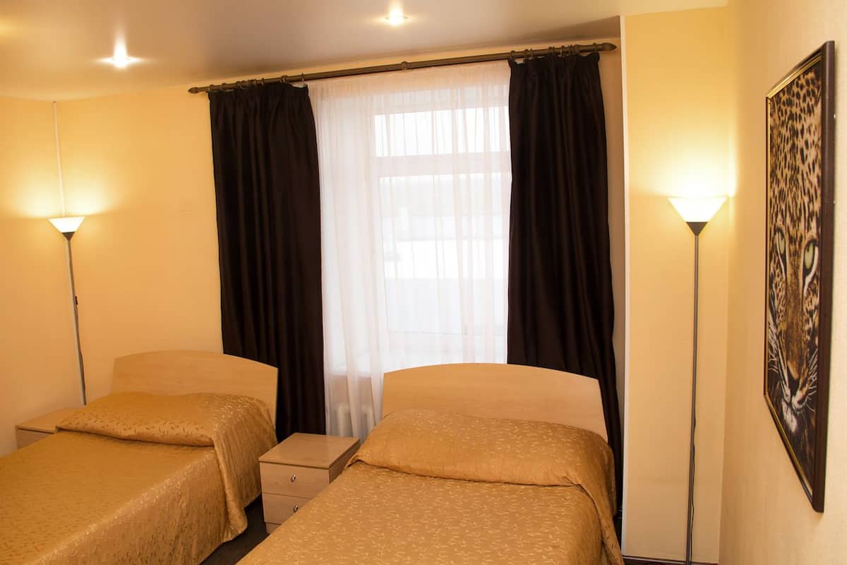 Superior-Zweibettzimmer | Allergikerbettwaren, Zimmersafe, Schreibtisch, Verdunkelungsvorhänge
