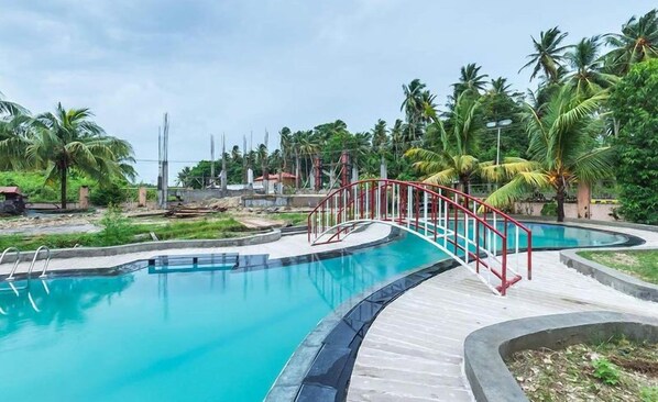 Outdoor pool, pool loungers - The Kingdom (Port Blair)