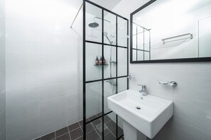 Deluxe-studiolejlighed | Badeværelse | Bruser, gratis toiletartikler, hårtørrer, hjemmesko