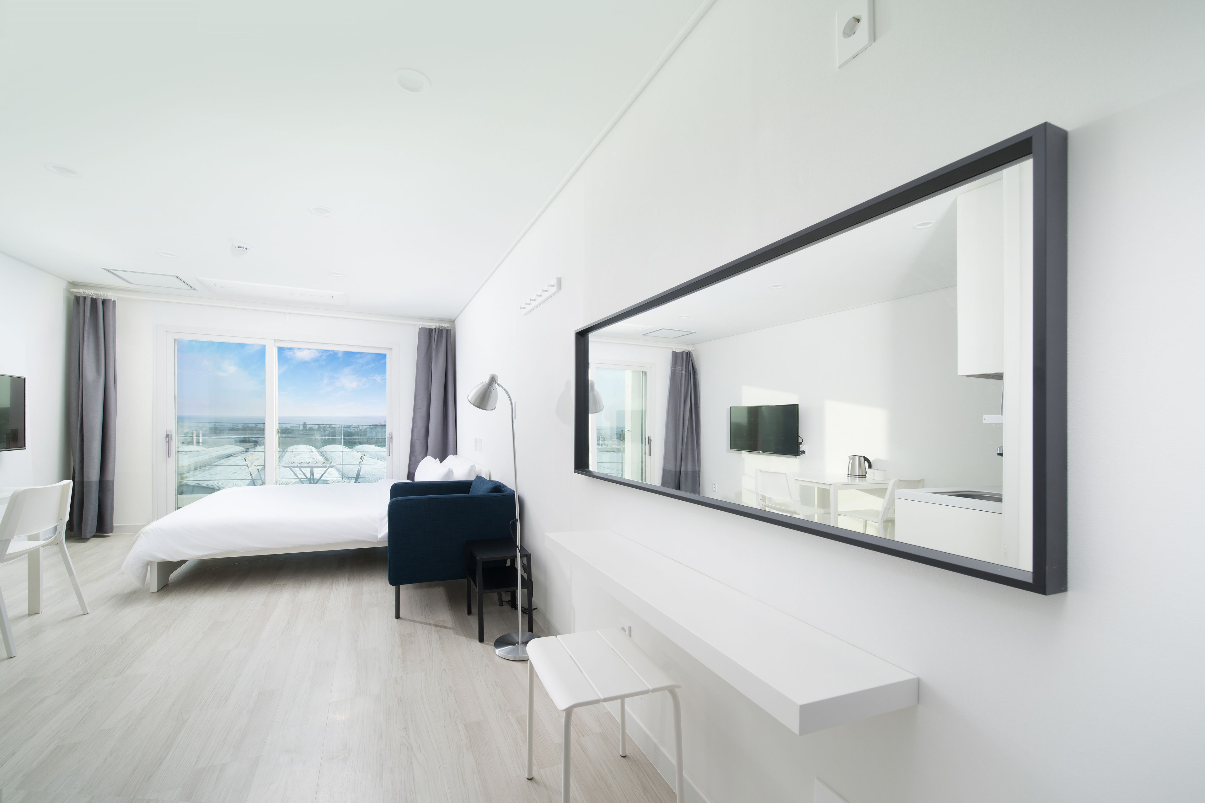 Estúdio luxo | Escrivaninha, cortinas blackout, quartos à prova de som