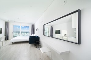 Deluxe Studio | Desk, blackout curtains, soundproofing, free WiFi - Soo Pension (Seogwipo)