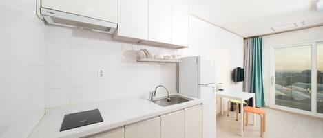 Studio | Private kitchen | Fridge, microwave, stovetop, coffee/tea maker