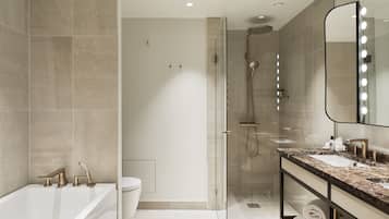 Elegant Exceptional with Bath | Bad | Designertoalettartikler, hårføner, badekåper og tøfler