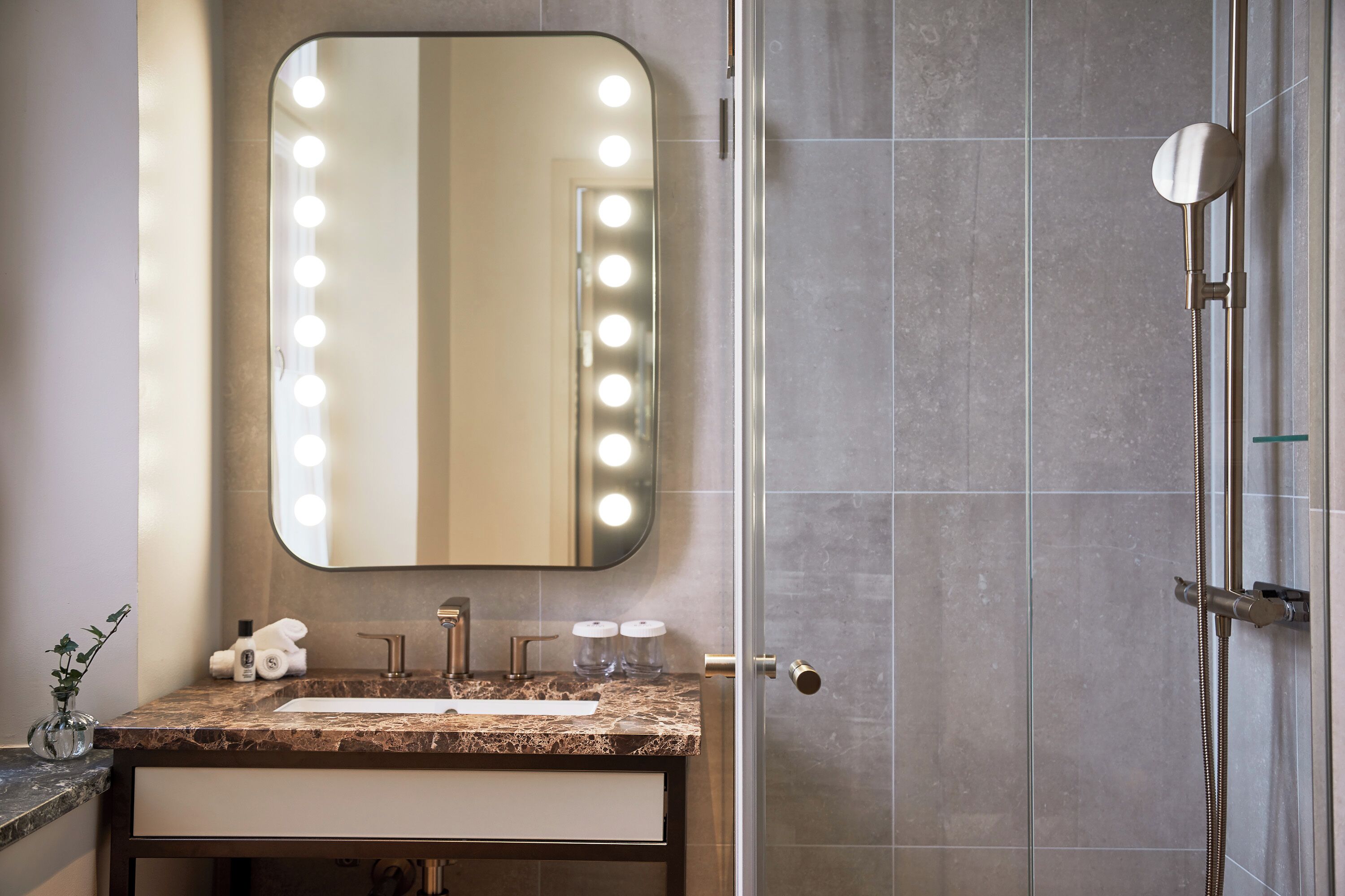 Elegant Essential | Salle de bain | Articles de toilette griffés, séchoir à cheveux, peignoirs, pantoufles
