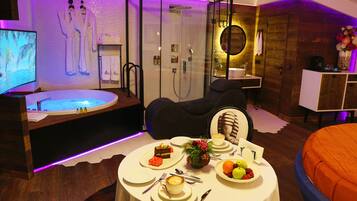 Suite, Jetted Tub | Minibar, in-room safe, laptop workspace, soundproofing