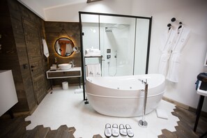 Suite Supérieure | Baignoire relaxante profonde