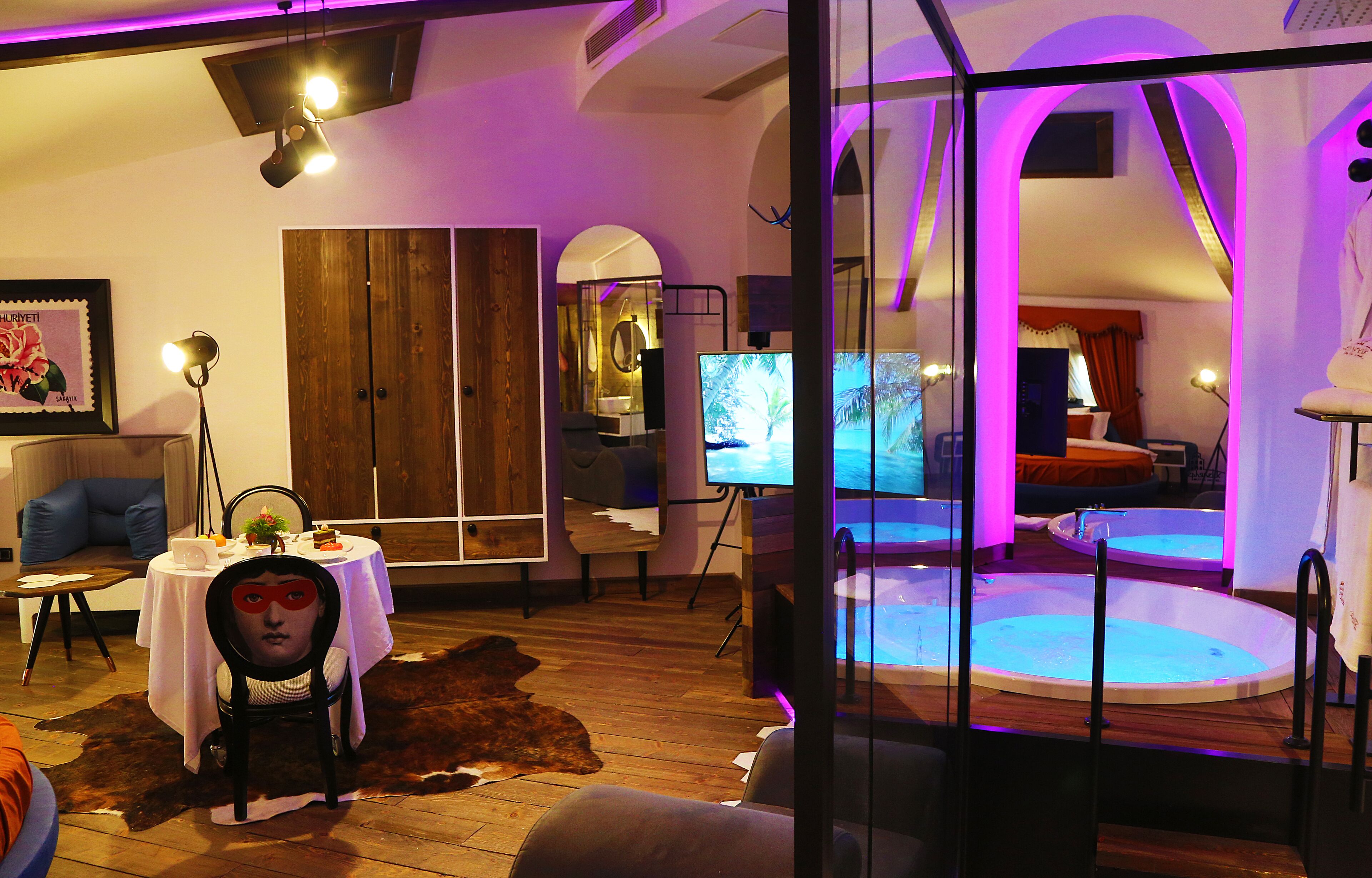 Suite, Jetted Tub | Minibar, in-room safe, laptop workspace, soundproofing