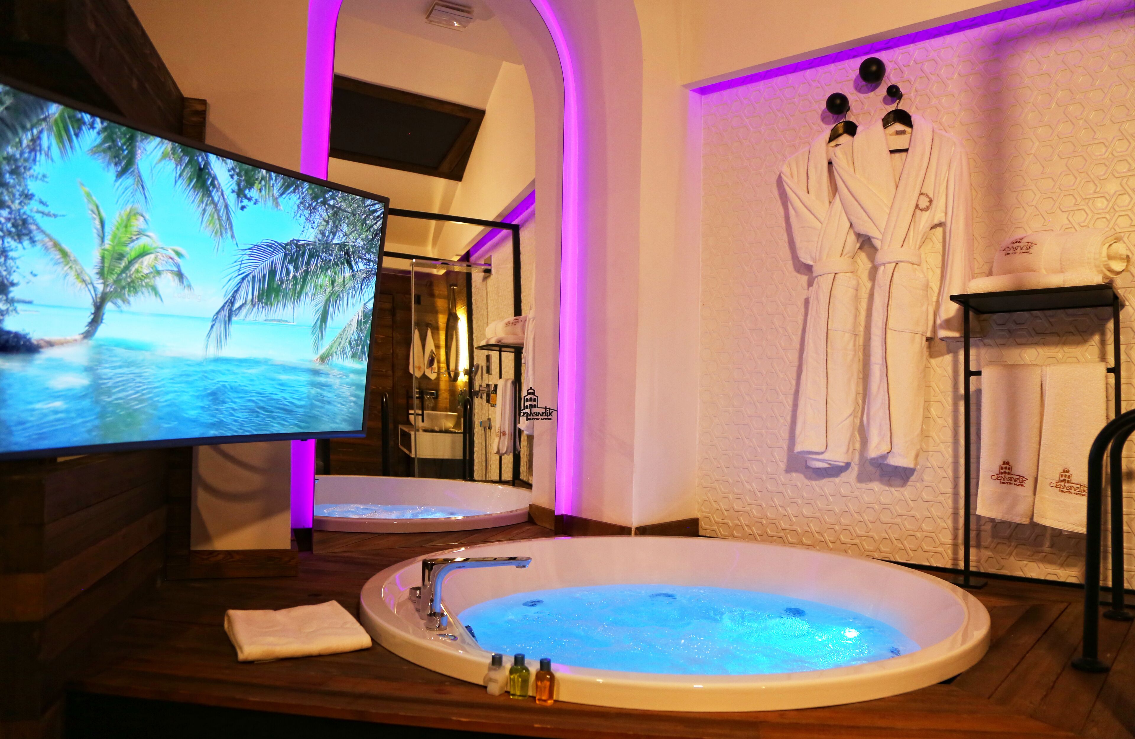 Suite, Jetted Tub | Minibar, in-room safe, laptop workspace, soundproofing