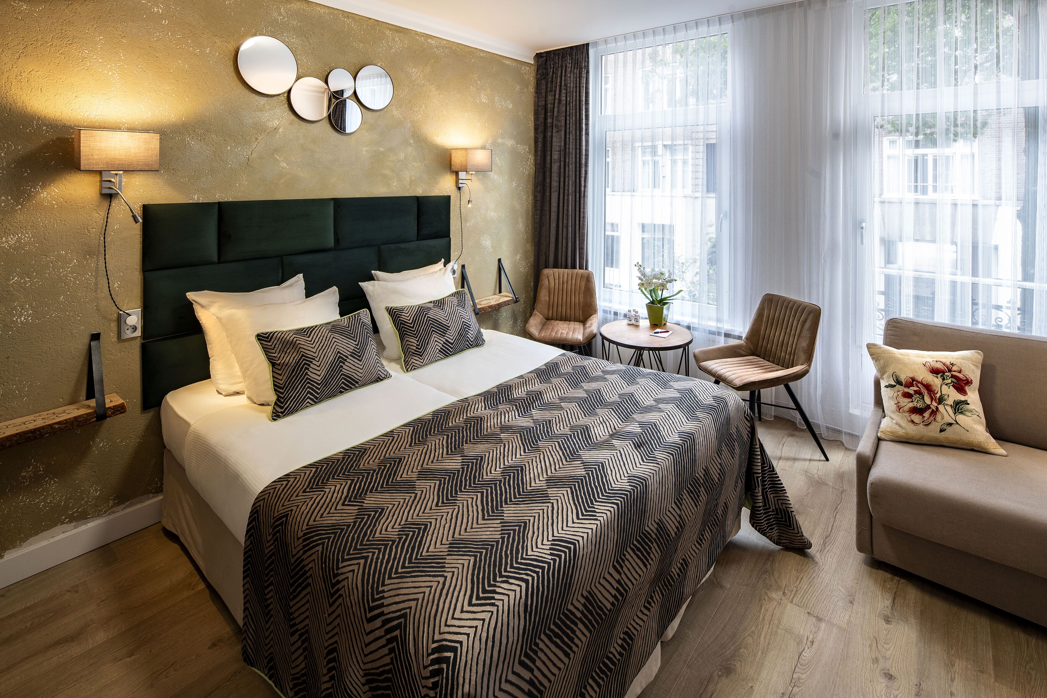 Comfort driepersoonskamer | Een kluis op de kamer, een bureau, een strijkplank/strijkijzer