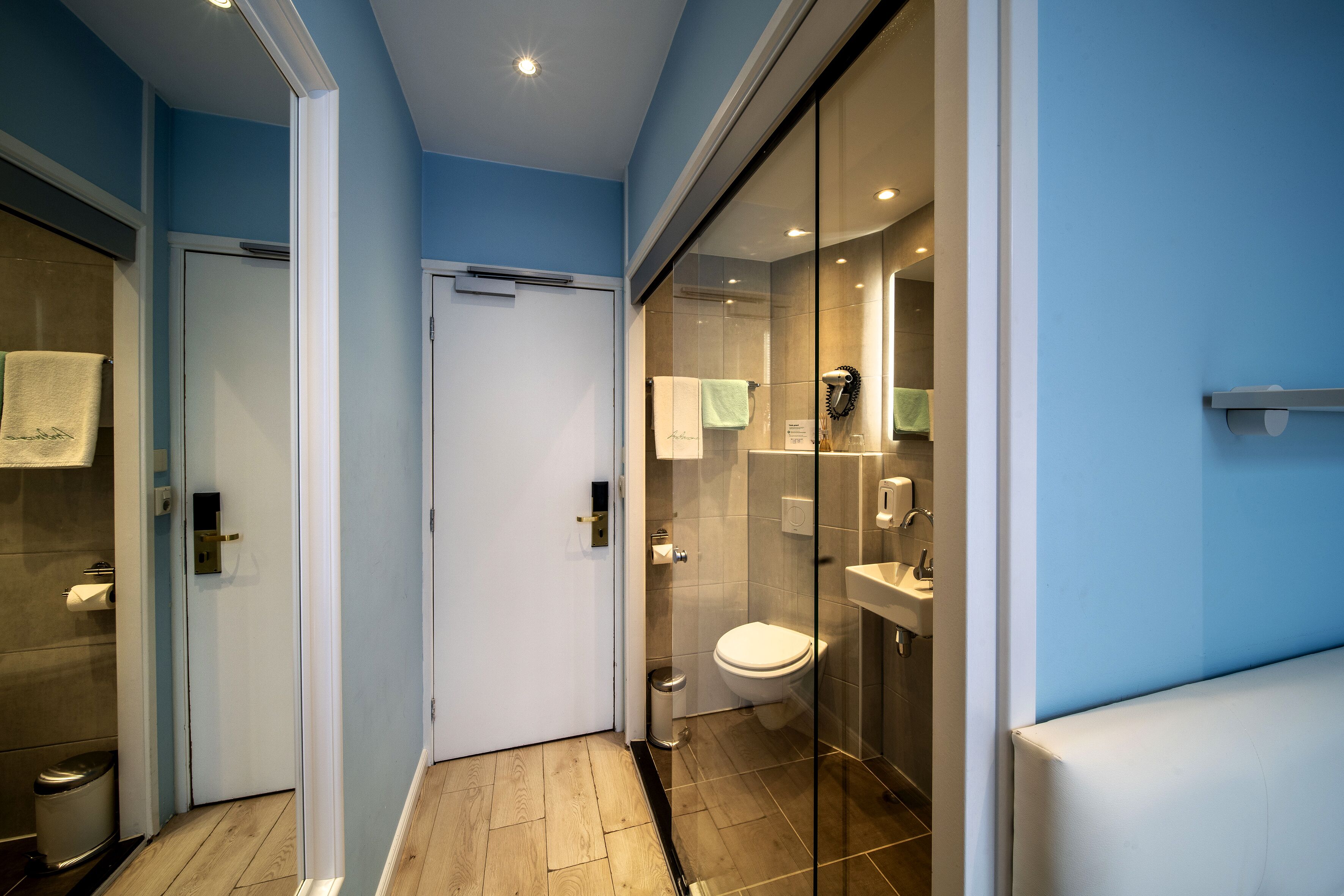 standard single room, 1 single bed, non smoking, ensuite | in-room safe, desk, iron/ironing board, free wifi