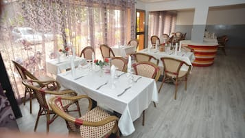 Se sirven desayunos, almuerzos y cenas; cocina local e internacional