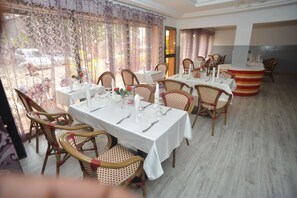 Frühstück, Mittagessen, Abendessen, lokale und internationale Küche