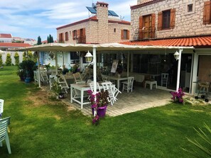 Free daily full breakfast 