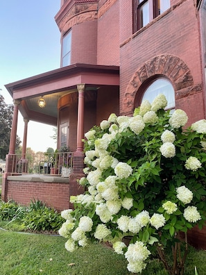 Vista frontal de la propiedad