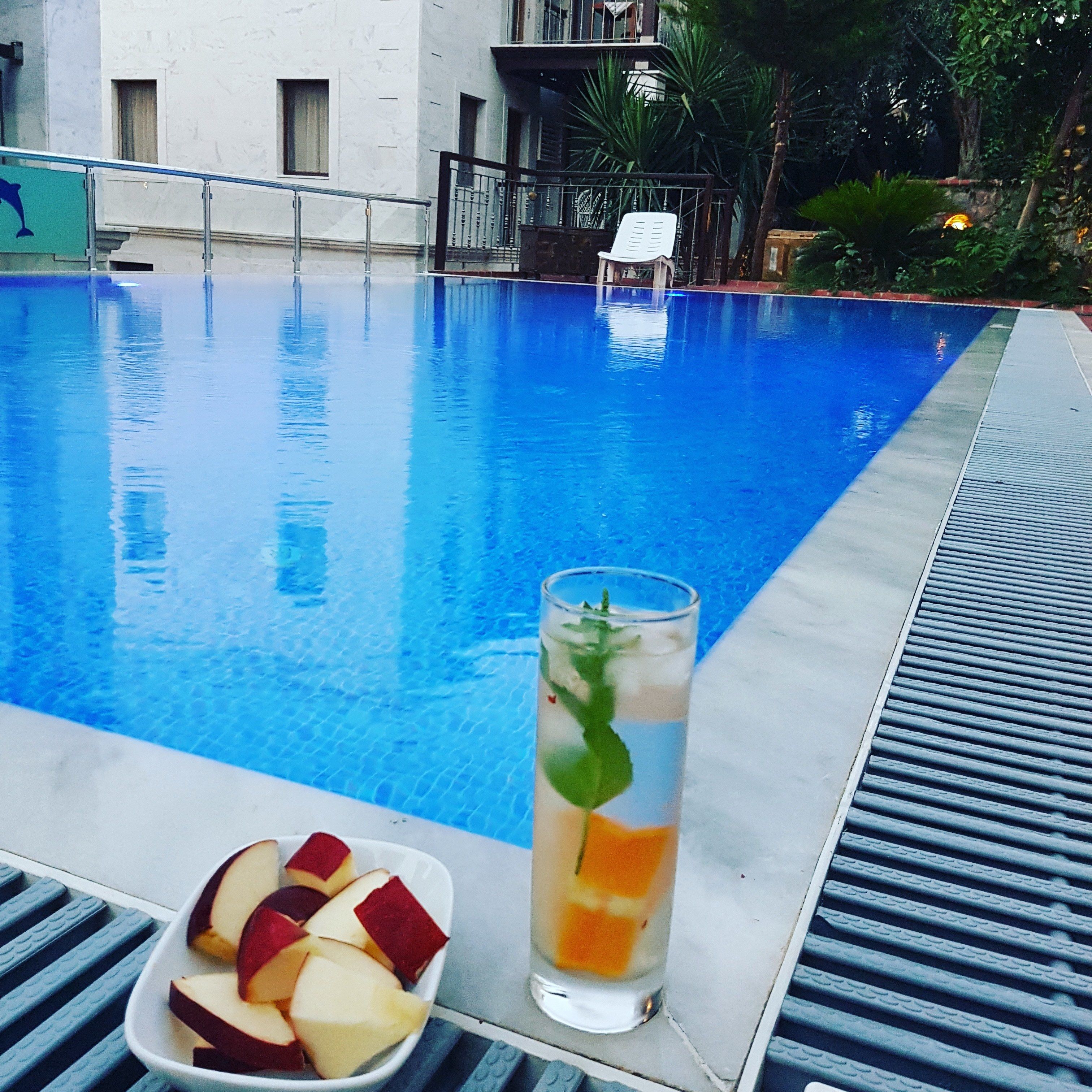 Piscina stagionale all&#x27;aperto, ombrelloni da piscina, lettini