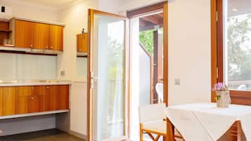 Family Apartment, 2 Bedrooms with Kitchen and Pool View | 1 間睡房、埃及棉床單、高級寢具、書桌