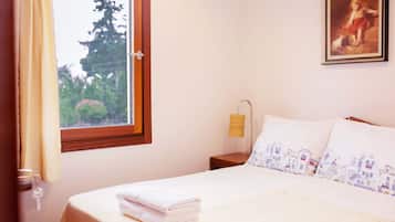 Family Apartment, 2 Bedrooms with Kitchen and Pool View | 1 dormitorio, sábanas de algodón egipcio, ropa de cama de alta calidad