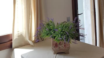 Family Apartment, 2 Bedrooms with Kitchen and Pool View | Oppholdsområde | En 32-tommers LCD-TV med Parabol-TV samt TV