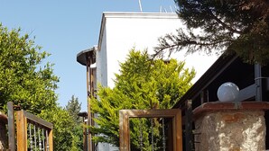 Un muro de piedra con un letrero que dice 'Stune House Hotel'.