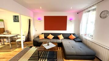 City Villa, 3 Bedrooms, Non Smoking, Hot Tub | Living area | 37-inch flat-screen TV with satellite channels, TV, Netflix