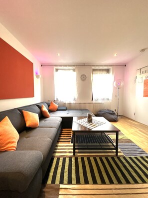 City Villa, 3 Bedrooms, Non Smoking, Hot Tub | Living area