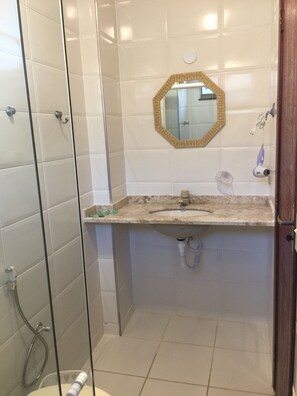 Suite, 1 Doppelbett | Waschbecken im Bad