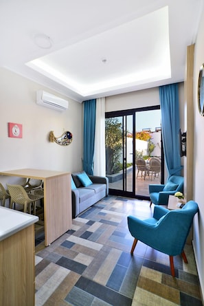 Family Apartment, Poolside | Living area