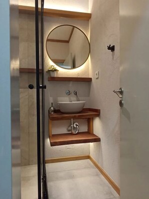 Douche, sèche-cheveux, chaussons, serviettes fournies