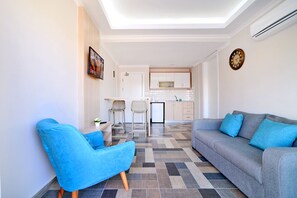 Apartamento, vista para o mar | Sala de estar | TV LCD