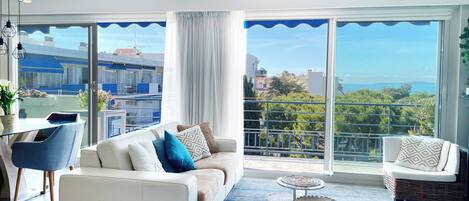 Een televisie en boeken